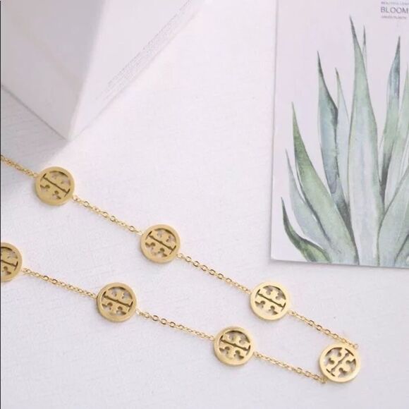 NWT Tory Burch Gold Round Logo Adjustable Chain Necklace - Picture 2 of 5